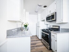 6416 W. Fountain Ave in Los Angeles, CA - Building Photo - Building Photo