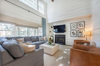 3211 Circle Oaks Dr SE in Atlanta, GA - Building Photo - Building Photo