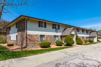 Maple Court Apartments in Oshkosh, WI - Foto de edificio - Building Photo