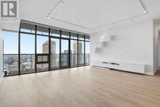 33 Charles St E in Toronto, ON - Building Photo - Building Photo