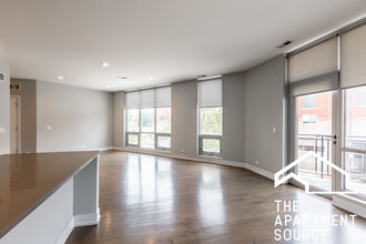 2336 N Lister Ave, Unit 202 in Chicago, IL - Foto de edificio - Building Photo