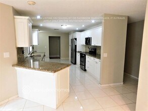 9080 NW 13th St in Plantation, FL - Foto de edificio - Building Photo