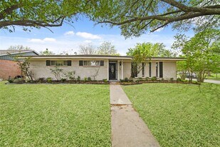 8302 Braeburn Valley Dr in Houston, TX - Building Photo