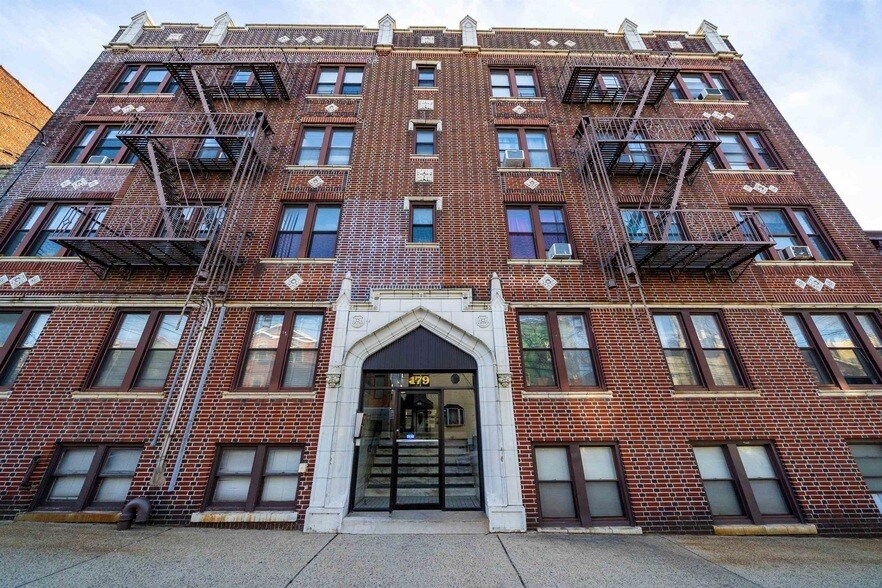 179 Manhattan Ave, Unit BR in Jersey City, NJ - Building Photo