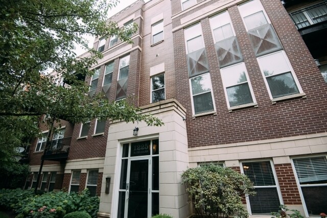 1225 N Orleans St in Chicago, IL - Building Photo