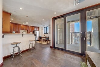 B on Lindell in St. Louis, MO - Building Photo - Building Photo