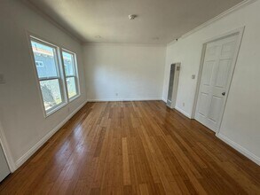 1302 W 109th St in Los Angeles, CA - Building Photo - Building Photo