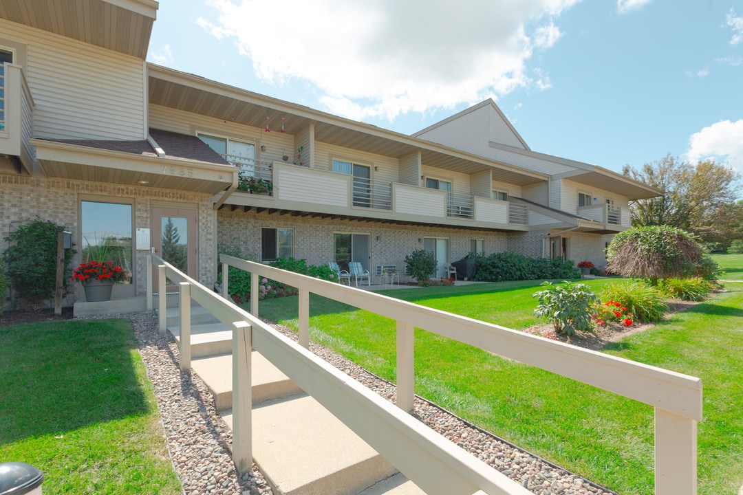 Fairway Meadows in Franklin, WI - Foto de edificio