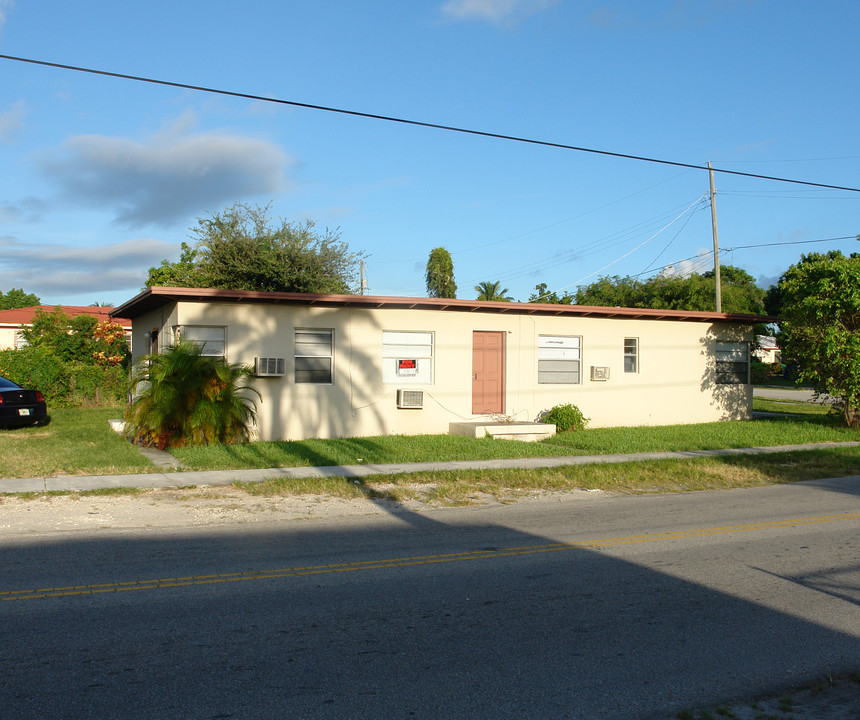 1298 NE 111th St in Miami, FL - Foto de edificio