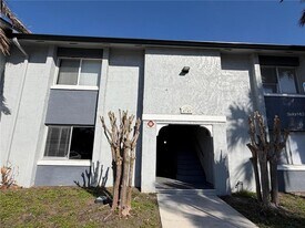 4745 S Texas Ave in Orlando, FL - Building Photo