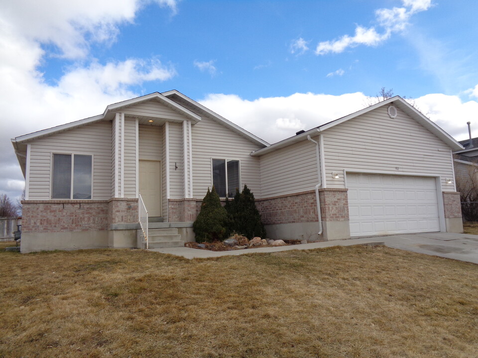 92 Aspen Way in Grantsville, UT - Building Photo