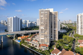 Turnberry Towers in Miami, FL - Building Photo - Building Photo