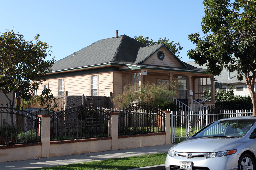 1052 E 5th St in Long Beach, CA - Building Photo