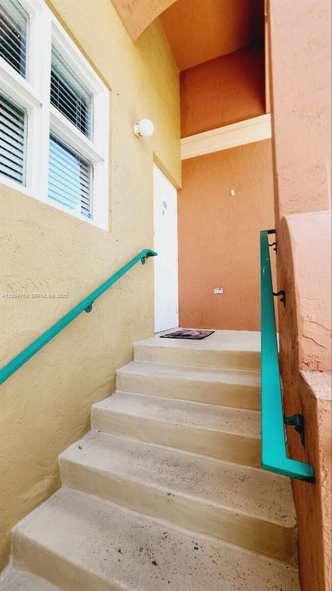 6960 NW 174th Terrace in Hialeah, FL - Foto de edificio - Building Photo