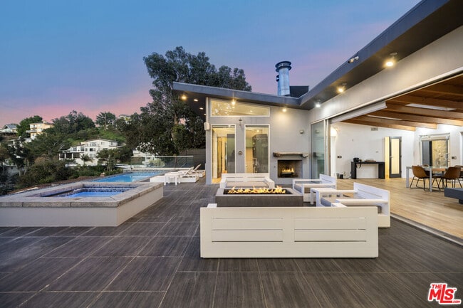 7275 Mulholland Dr in Los Angeles, CA - Building Photo - Building Photo