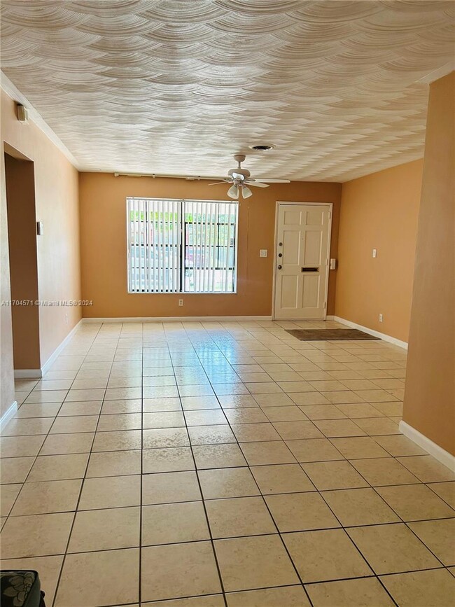 3572 NW 38th Ter in Lauderdale Lakes, FL - Building Photo - Building Photo