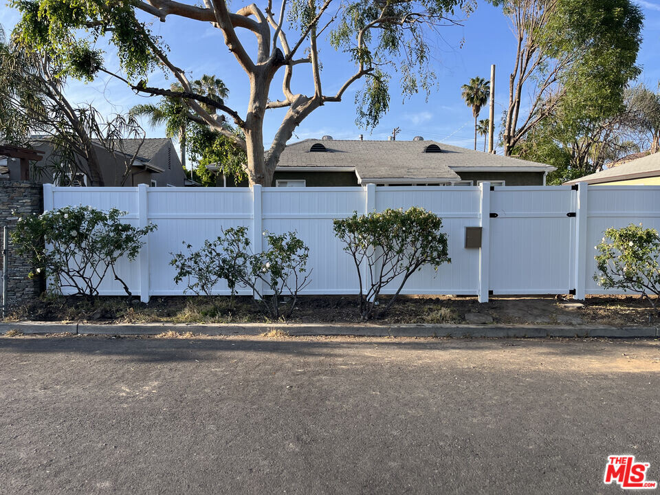 15227 Valleyheart Dr in Los Angeles, CA - Building Photo