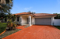 17321 SW 93rd Ave in Palmetto Bay, FL - Foto de edificio - Building Photo