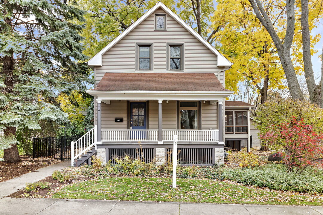 116 S West St in Naperville, IL - Building Photo