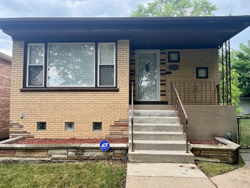 9334 S Paxton Ave in Chicago, IL - Building Photo