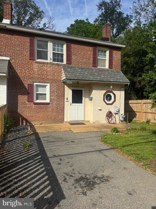 39 N Pennewell Dr in Wilmington, DE - Building Photo