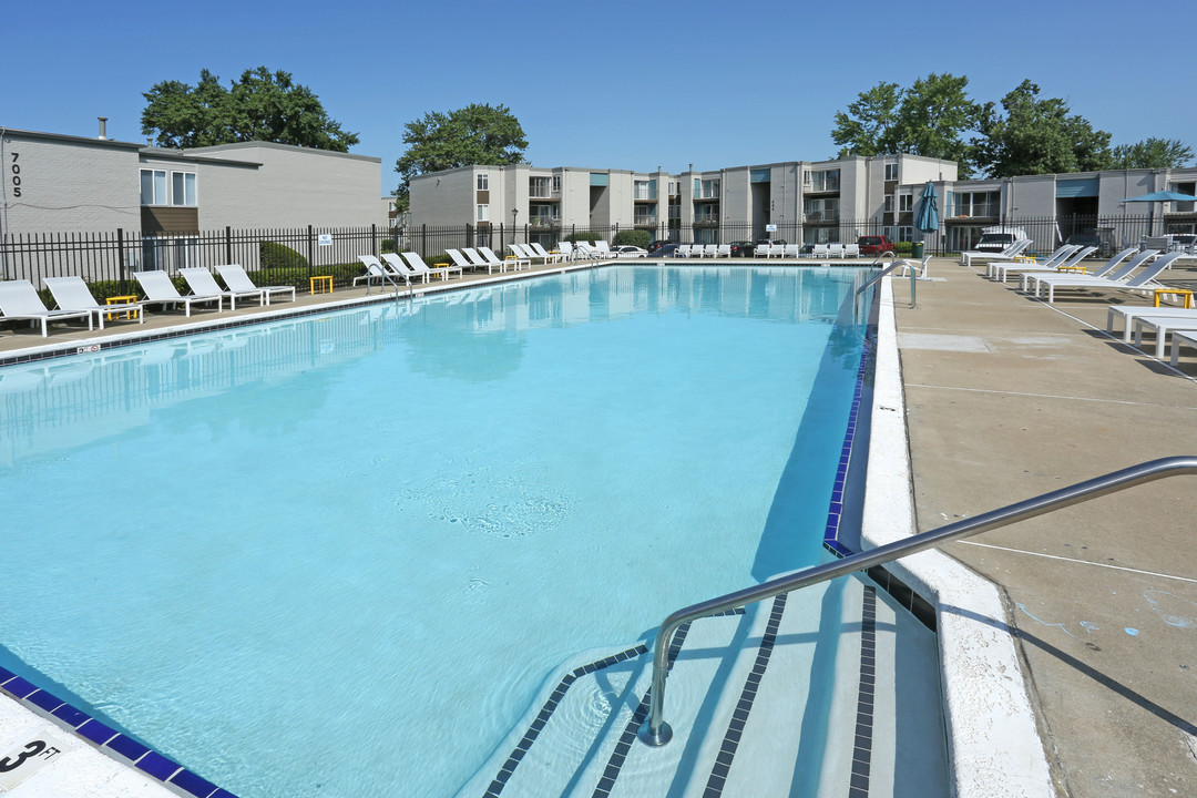 Halsey Flats in Louisville, KY - Building Photo