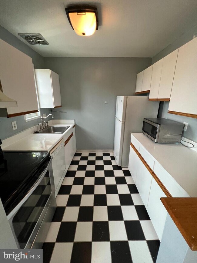 1730 W Abingdon Dr-Unit -301 in Alexandria, VA - Building Photo - Building Photo