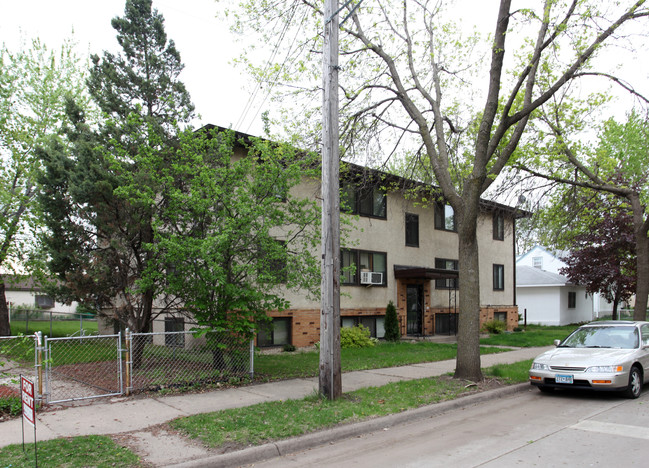 3039 California Stree NE in Minneapolis, MN - Foto de edificio - Building Photo