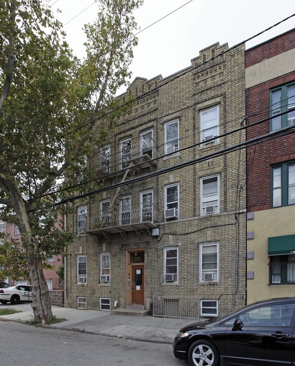 211 Woodward St in Jersey City, NJ - Foto de edificio