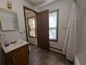16 Maple St in East Windsor, CT - Building Photo - Building Photo