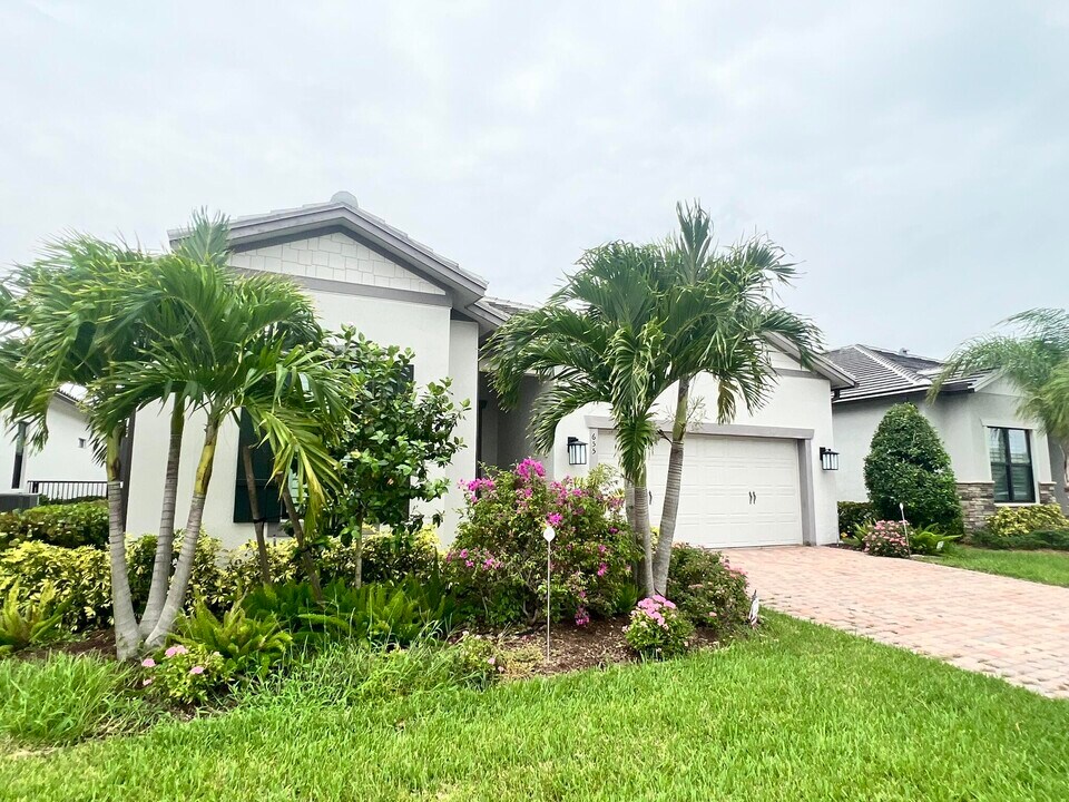 655 S E Boboli Way in Port St. Lucie, FL - Building Photo