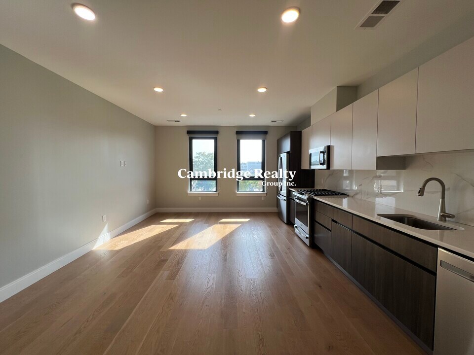 18 Central St, Unit T in Somerville, MA - Building Photo