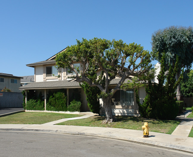 16611 Regina Cir in Huntington Beach, CA - Building Photo - Building Photo