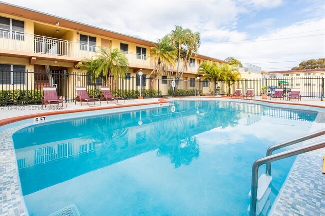 75 Fairway Dr in Miami Springs, FL - Building Photo - Building Photo