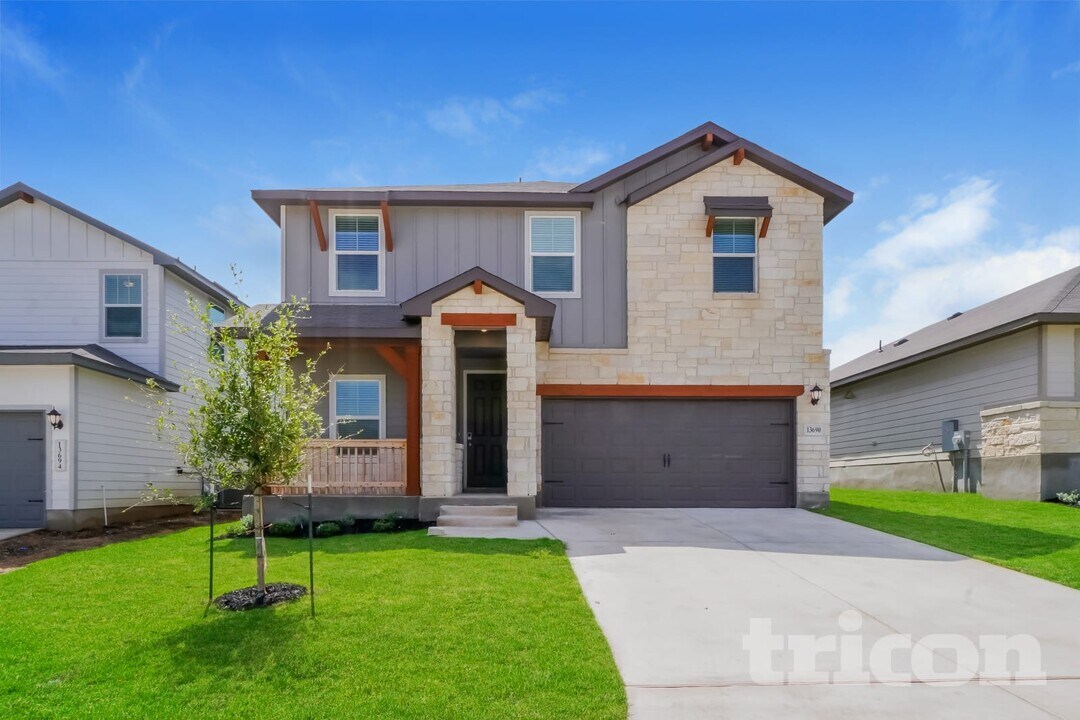 13690 Paxton Blvd in Saint Hedwig, TX - Building Photo