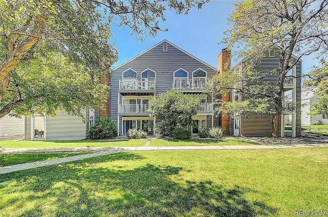3351 S Monaco St Pkwy in Denver, CO - Foto de edificio - Building Photo