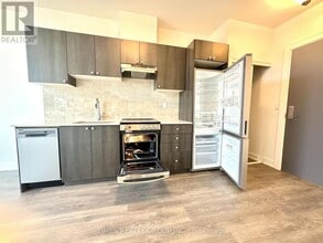 715 Davis Dr in Newmarket, ON - Building Photo - Building Photo