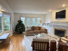 3919 SW Mt Adams Dr in Portland, OR - Building Photo - Building Photo