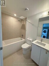 8 Wellesley St W in Toronto, ON - Building Photo - Building Photo