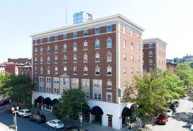 Hendrick Hudson in Troy, NY - Foto de edificio - Building Photo