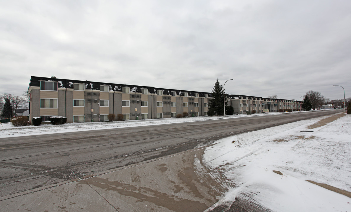 Derby Square in Hazel Park, MI - Building Photo