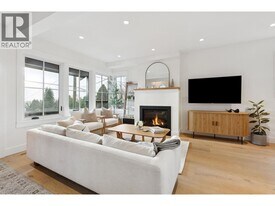 230 28th St E in North Vancouver, BC - Building Photo