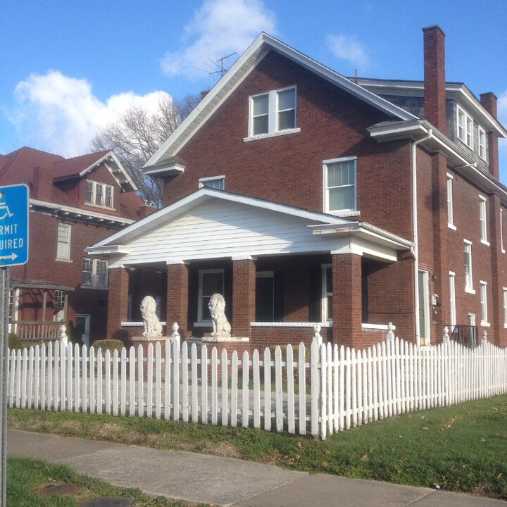 704 10th Ave in Huntington, WV - Building Photo