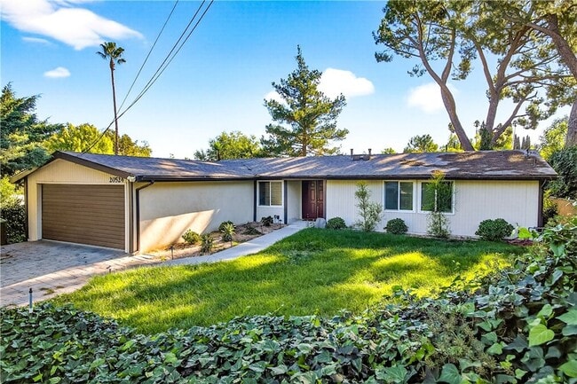 20524 Rhoda St in Los Angeles, CA - Foto de edificio - Building Photo