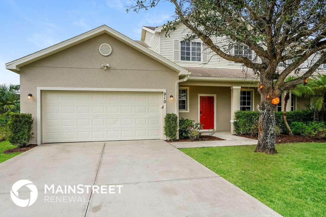 910 Countess Ave in Lehigh Acres, FL - Building Photo