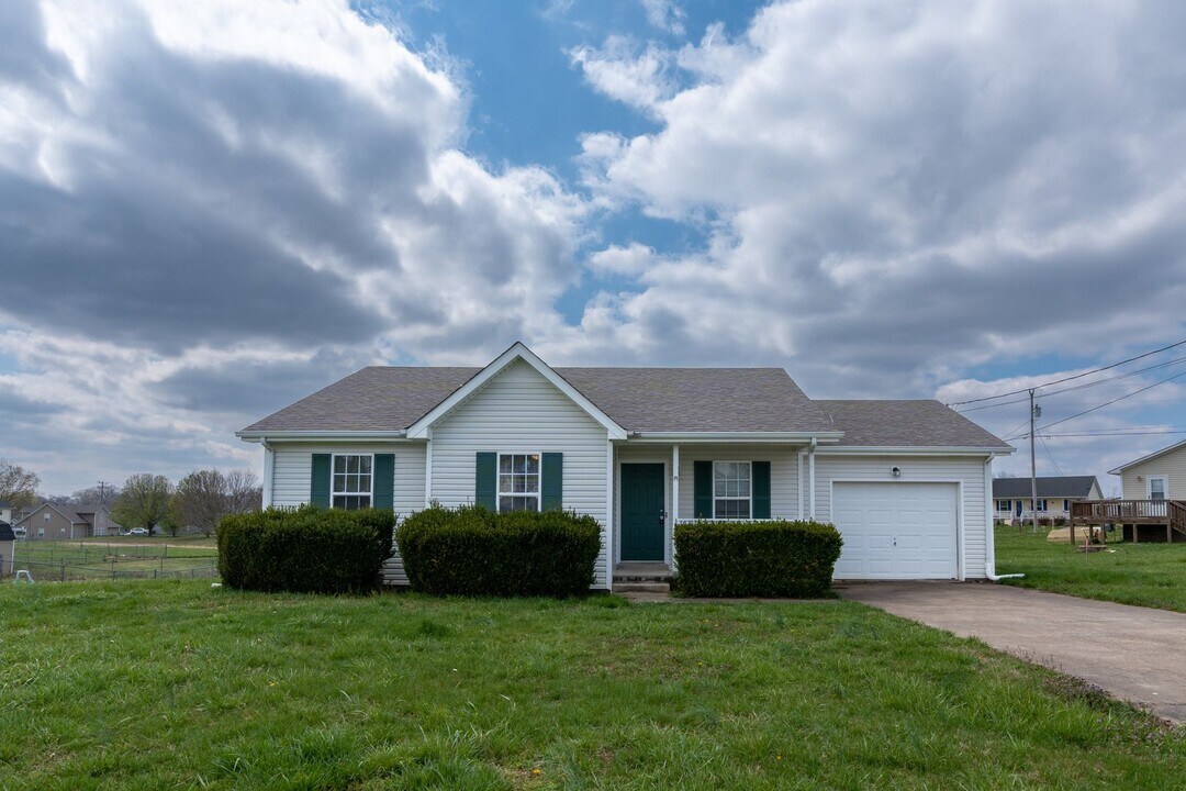 511 Potomac Dr in Oak Grove, KY - Building Photo