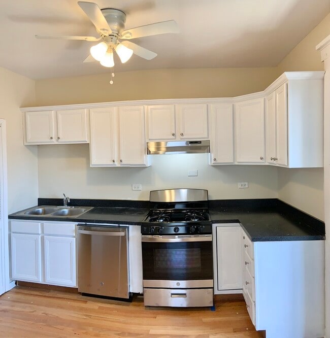 4847 W Hutchinson St in Chicago, IL - Building Photo - Building Photo