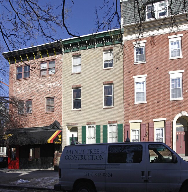 2045 Green St in Philadelphia, PA - Building Photo - Building Photo