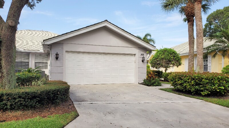 305 Brier Cir in Jupiter, FL - Building Photo