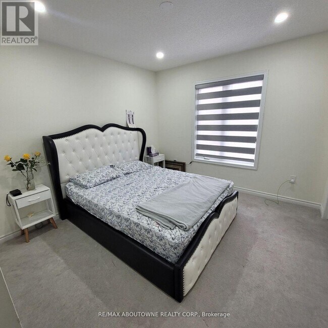 973 Logan Dr in Milton, ON - Building Photo - Building Photo